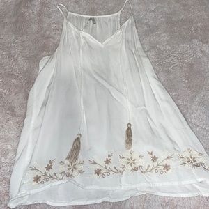 WHITE MUDD TANK W EMROIDERED DETAILING AND TASSLES